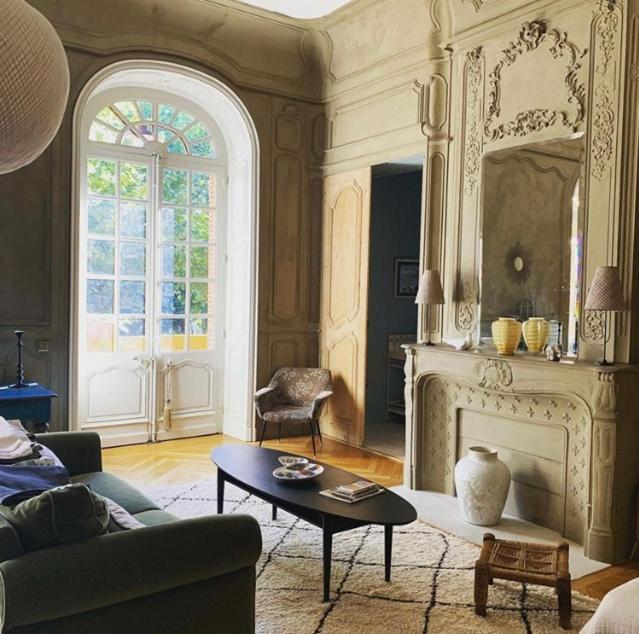 Une Nuit Au Chateau Lyon Exterior photo