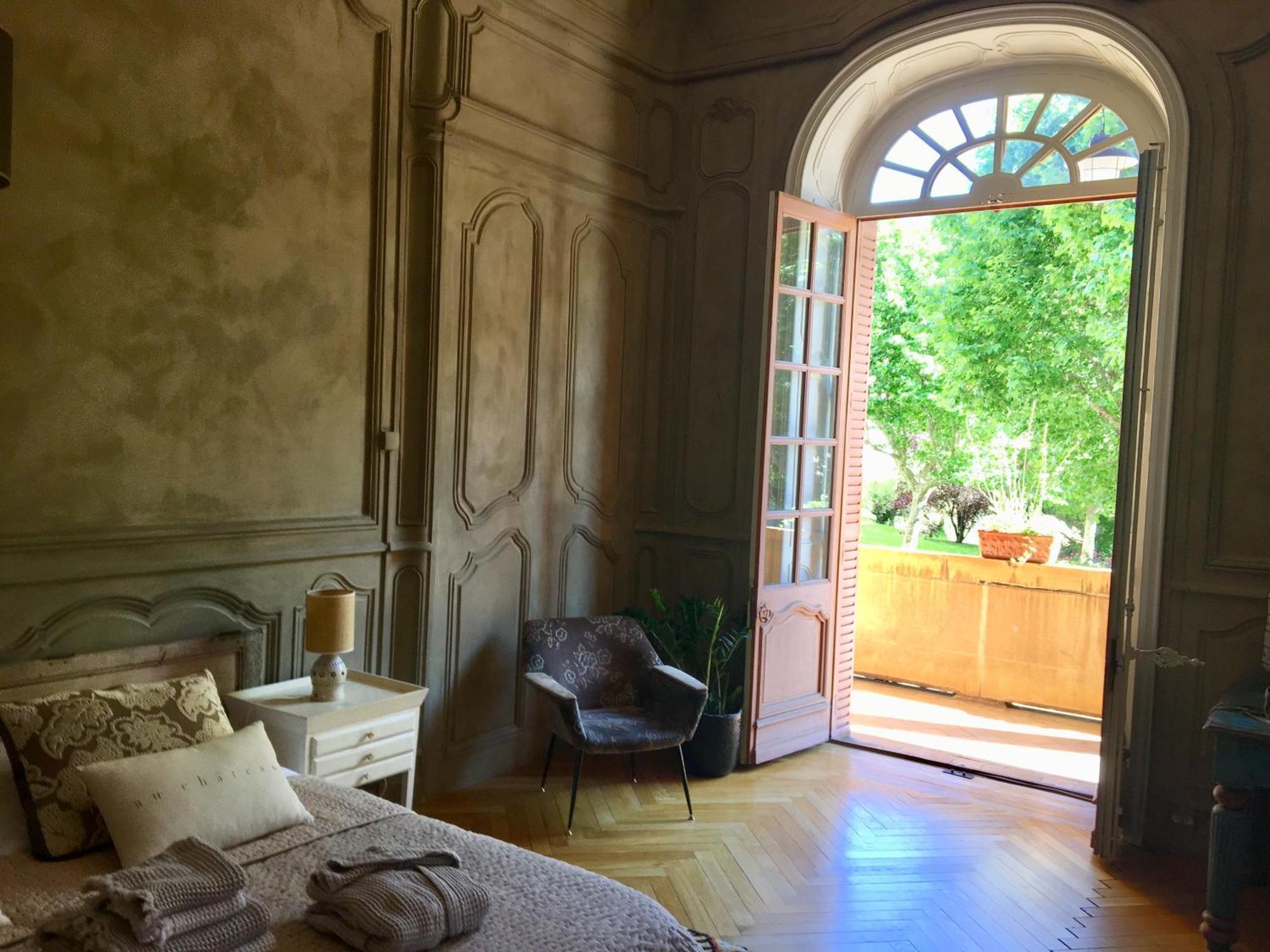 Une Nuit Au Chateau Lyon Exterior photo