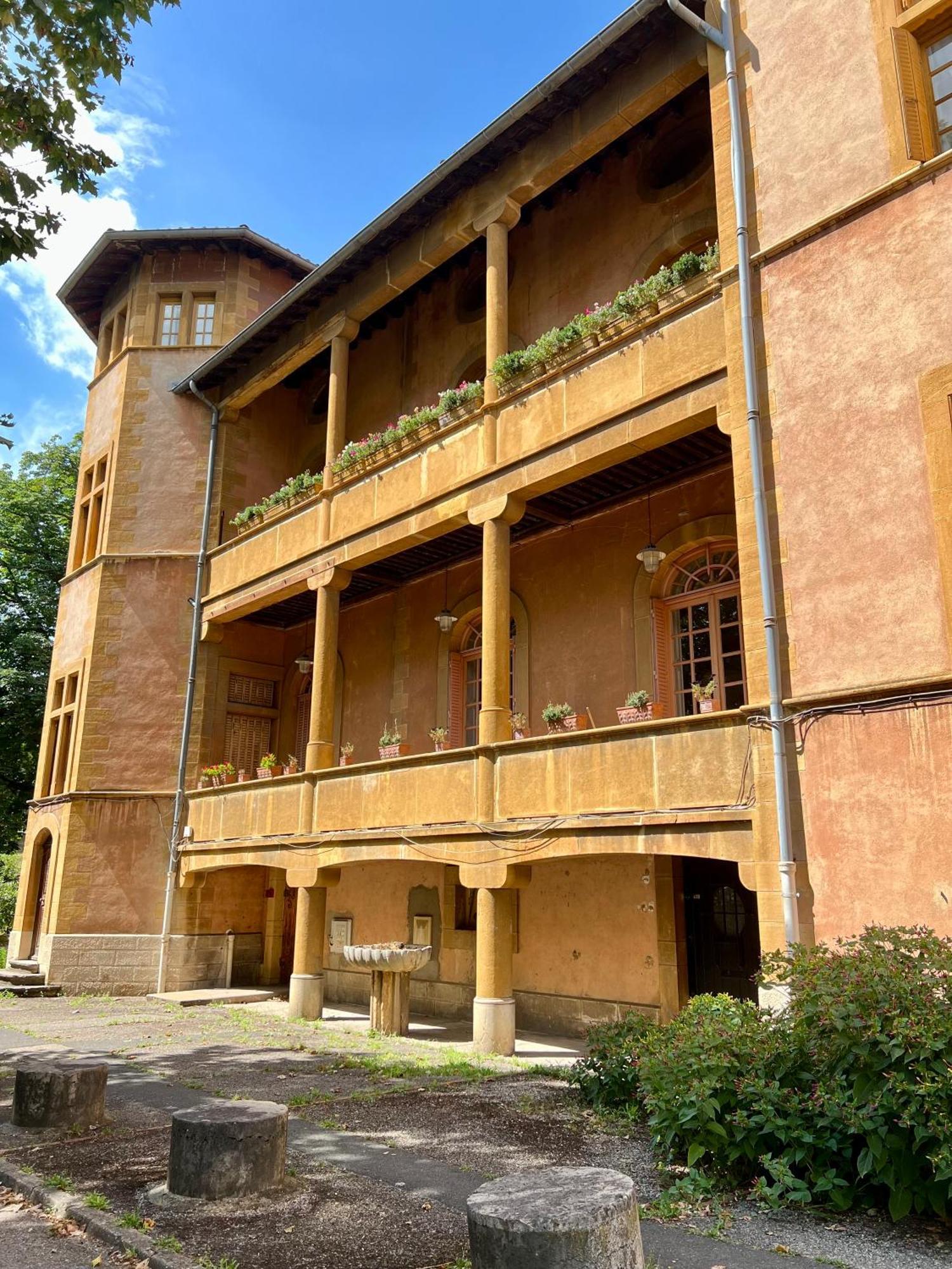 Une Nuit Au Chateau Lyon Exterior photo